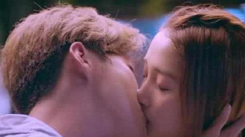 女明星演床吻戏的视频,女明星床吻戏片段幕后揭秘